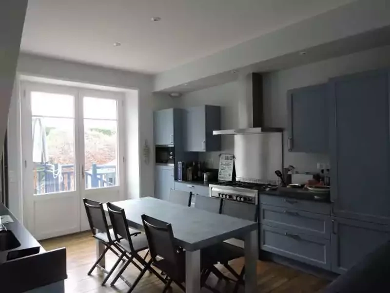 Cuisine à vivre ouverte sur terrasse et séjour